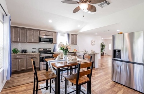 North Shore House | 13335 NEW cozy 4BR Emporia Escape