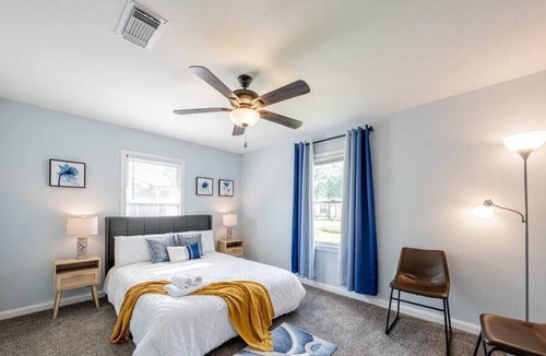 North Shore House | 13335 NEW cozy 4BR Emporia Escape