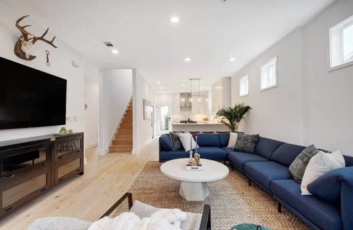 East MLK House | 13BR East Austin Home | Hot Tub & Open Living