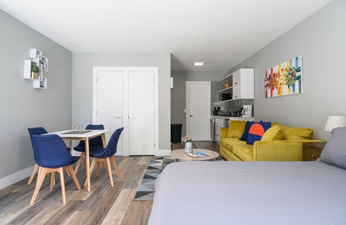 Lake Ridge Apartment | #14 Deluxe Studio w Pool for Nature, Culture & Dining