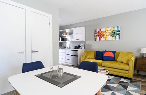 Lake Ridge Apartment | #14 Deluxe Studio w Pool for Nature, Culture & Dining