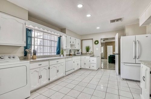 El Paso House | 🌴14 GUESTS/FULL KITCHEN/BACKYARD/5 ROOMS