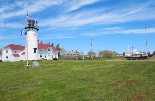Chatham House | 14 Hallet Lane Chatham Cape Cod - - Sand Simeon
