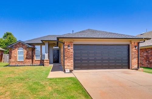 Edmond House | 14 Mi to Dtwn OKC: Edmond Gem w/Fenced Yard!