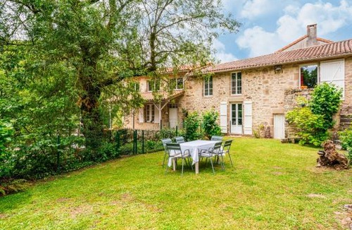Mortagne-sur-Sevre House | 140 m² House ∙ 2 bedrooms ∙ 4 guests