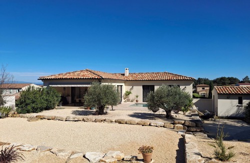 Laudun House | 140m2 villa for rent. 3 bedrooms, swimming pool.