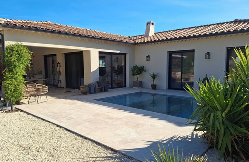 Laudun House | 140m2 villa for rent. 3 bedrooms, swimming pool.
