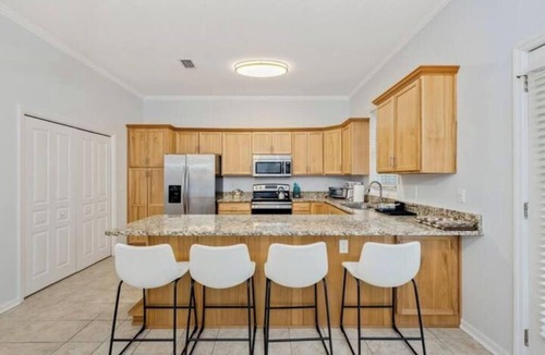 Springfield Apartment | 1413- Just Peachy, Spacious Entertaining, Arenas 1 Mile, Pet & Family Friendly