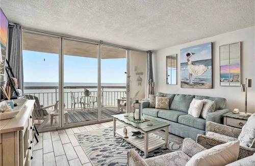 Garden City Condo | 147 m² Condo ∙ 3 bedrooms ∙ 10 guests