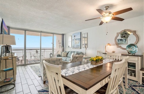 Garden City Condo | 147 m² Condo ∙ 3 bedrooms ∙ 10 guests