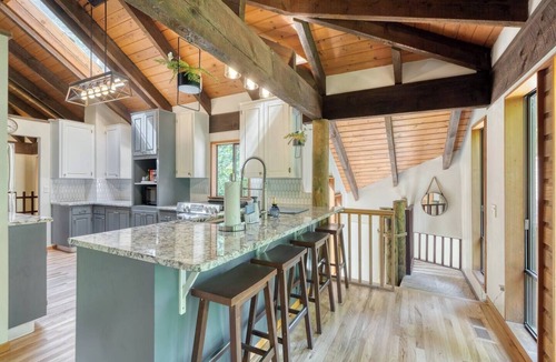 Beaverton Cabin | 15-Acre Private Forest Retreat - 5BR - 10 Min to Nike & Intel - Ample Parking