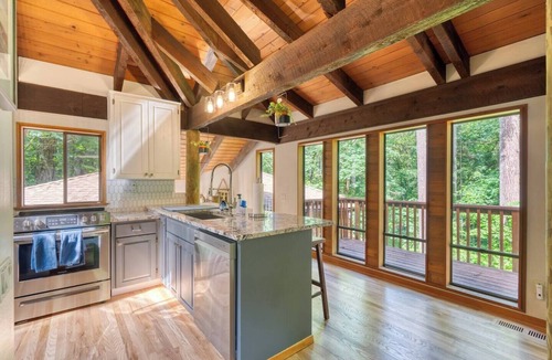Beaverton Cabin | 15-Acre Private Forest Retreat - 5BR - 10 Min to Nike & Intel - Ample Parking