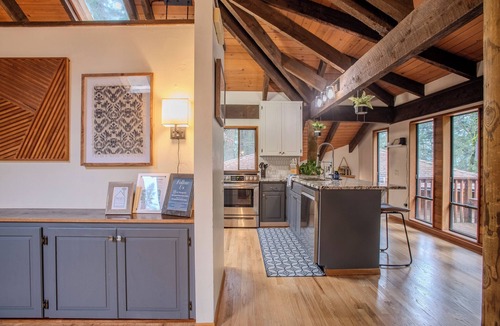Beaverton Cabin | 15-Acre Private Forest Retreat - 5BR - 10 Min to Nike & Intel - Ample Parking