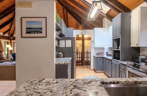 Beaverton Cabin | 15-Acre Private Forest Retreat - 5BR - 10 Min to Nike & Intel - Ample Parking