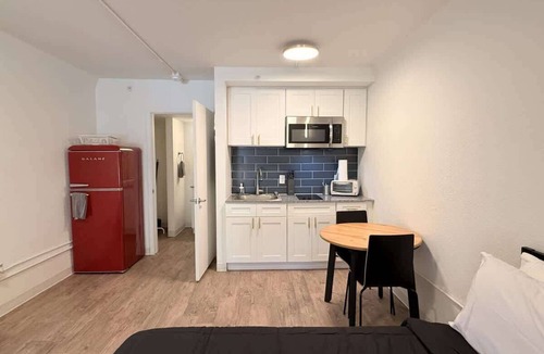 St. Johns Apartment | [15] ATX Studio: 1 Queen, Access to Gym & Laundry