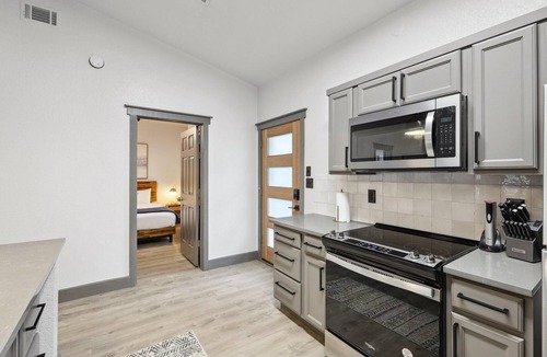 Graford Cabin | #15: Lake Escape: HOT TUB, Beach, 10 mins to Rocker B!