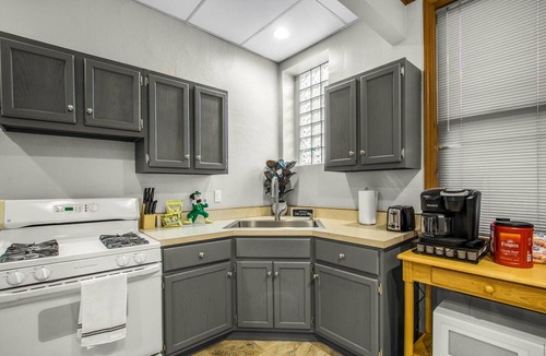 Mishawaka Apartment | 15 Min from Campus! Large 4BR Perfect for Groups!