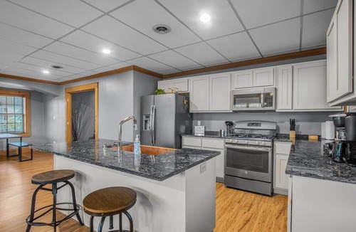 Mishawaka Apartment | 15 Min from Campus! Large 2BR Perfect for Groups!