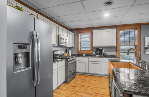 Mishawaka Apartment | 15 Min from Campus! Large 2BR Perfect for Groups!