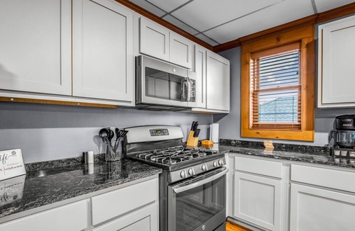 Mishawaka Apartment | 15 Min from Campus! Large 2BR Perfect for Groups!