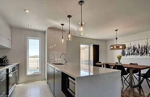 Carignan House | 15 min from dix-30, close to Montreal, quiet area with heated inground pool.
