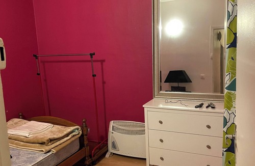 Drancy Bed & Breakfast | 15 min from Paris single room sharing