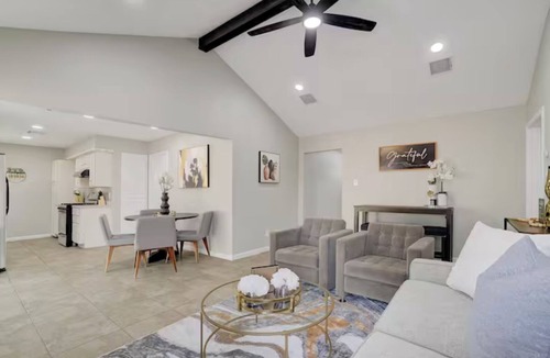 Spring House | 15 Min to airport! Cozy, Modern Home