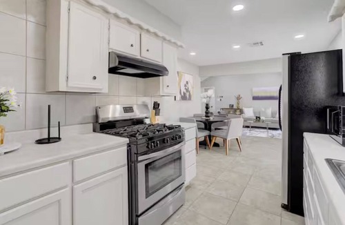 Spring House | 15 Min to airport! Cozy, Modern Home
