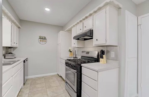 Spring House | 15 Min to airport! Cozy, Modern Home