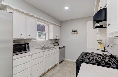Spring House | 15 Min to airport! Cozy, Modern Home