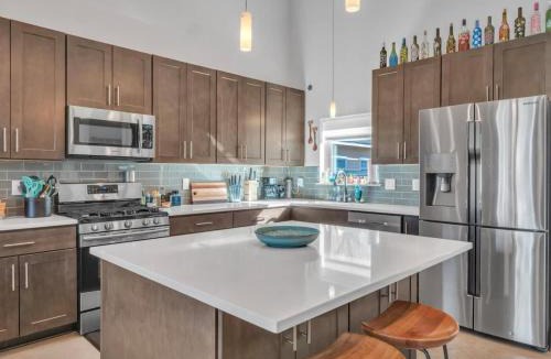 Govalle House | 15 Min to Downtown with Backyard & Parking