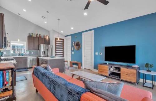 Govalle House | 15 Min to Downtown with Backyard & Parking