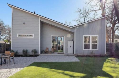 Govalle House | 15 Min to Downtown with Backyard & Parking