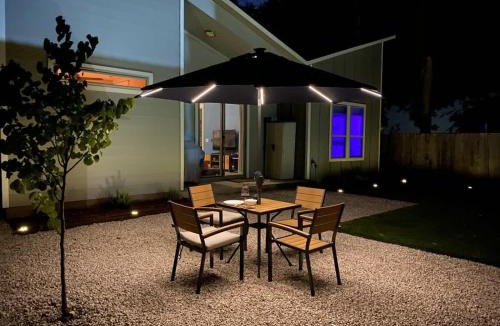 Govalle House | 15 Min to Downtown with Backyard & Parking