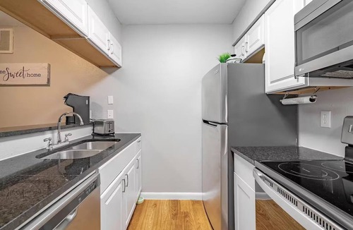 West Campus Apartment | 15 MIN Walk To Campus with Free Parking - Close Downtown