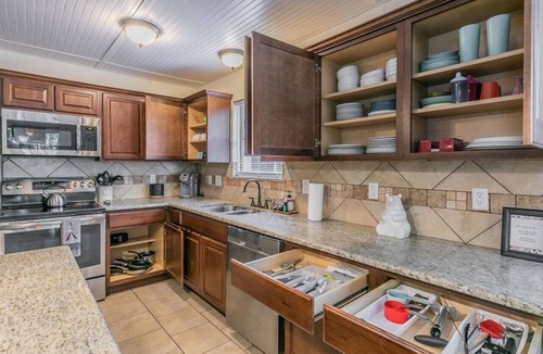 Arlington Cottage | 15-min Walk to Stadium w/Huge Yard + Firepit