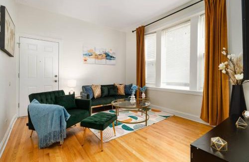 West Town Apartment | 15 mins DT HumboldtPark Gem Sleeps 8 FreePark