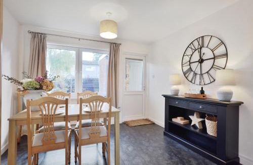 Hereford House | 15 mins from City Large Home Allocated Parking