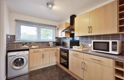 Hereford House | 15 mins from City Large Home Allocated Parking