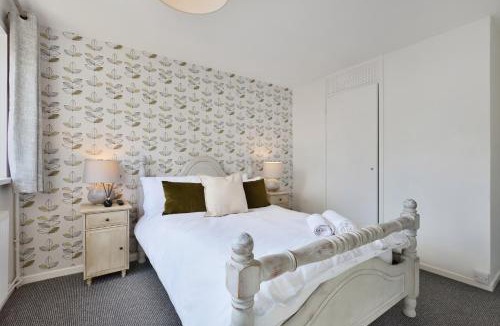 Hereford House | 15 mins from City Large Home Allocated Parking