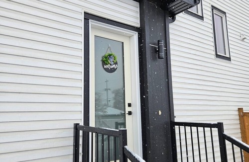 Southeast Calgary Apartment | 15 mins to Downtown Calgary and 2 mins drive to amenities.