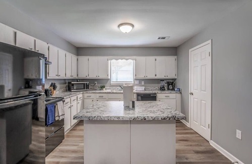 Frayser House | 15 Mins to Downtown & Zoo! Hawkins Mill Hideaway