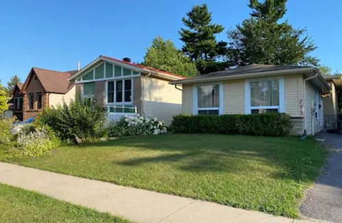 Amherstview House | 15 minutes away from downtown and Thousand Island Ferry