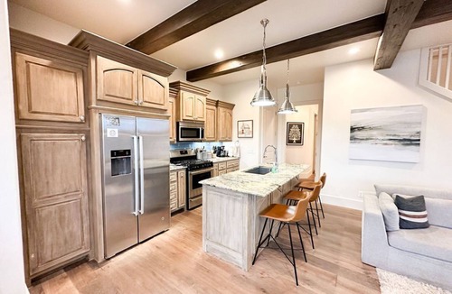 Vinita House | 15% off gorgeous cottage, hot tub, pool, fishing ponds, streams, waterfalls!