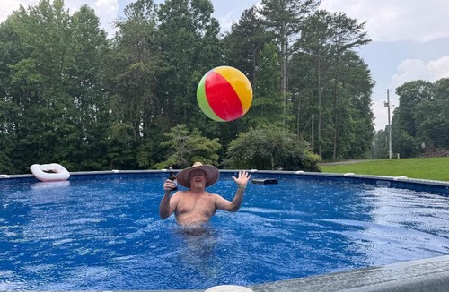 Southmont House | 15 PRIVATE ACRES ! WATERFRONT, SWIMMING POOL ! HOT TUB ! PETS WELCOME TOO !