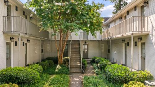 Brookwood Apartment | 15 Standish Ave NW