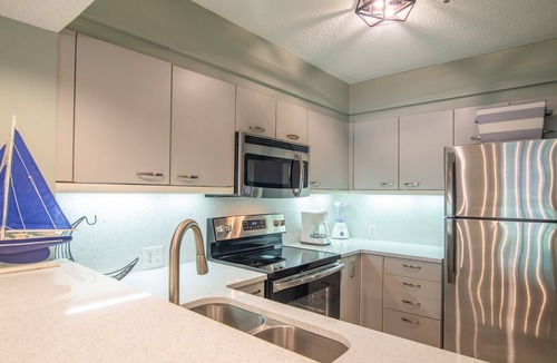 Arcadian Shores Condo | $150 activities - E-gift card when you book - Lakefront Screened in Porch | KLC 112