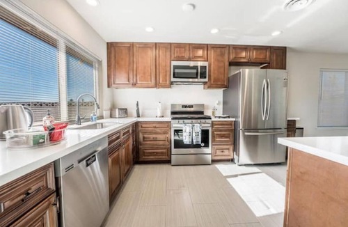 Paradise House | 15min from strip 3bdrm 2bath