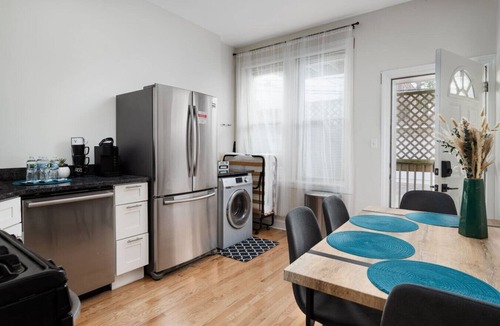 East Garfield Park Apartment | 15mins DT | Wicker Park Gem | Sleeps 7 | FreePark