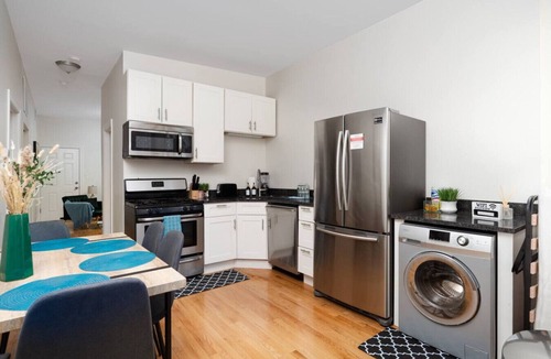 East Garfield Park Apartment | 15mins DT | Wicker Park Gem | Sleeps 7 | FreePark